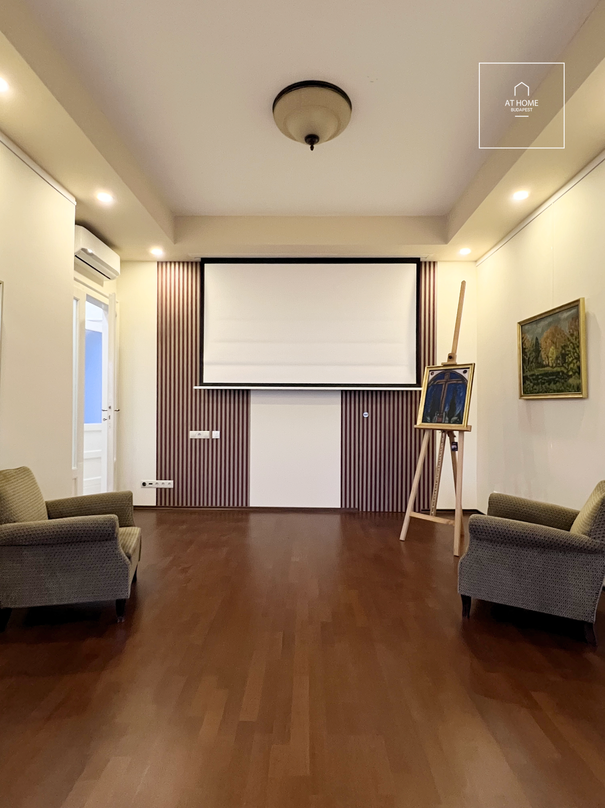 Renovated 100 sqm downtown luxury apartment with a balcony in Budapest’s 7th district