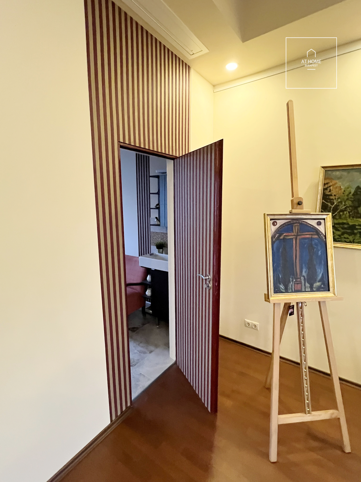 Renovated 100 sqm downtown luxury apartment with a balcony in Budapest’s 7th district