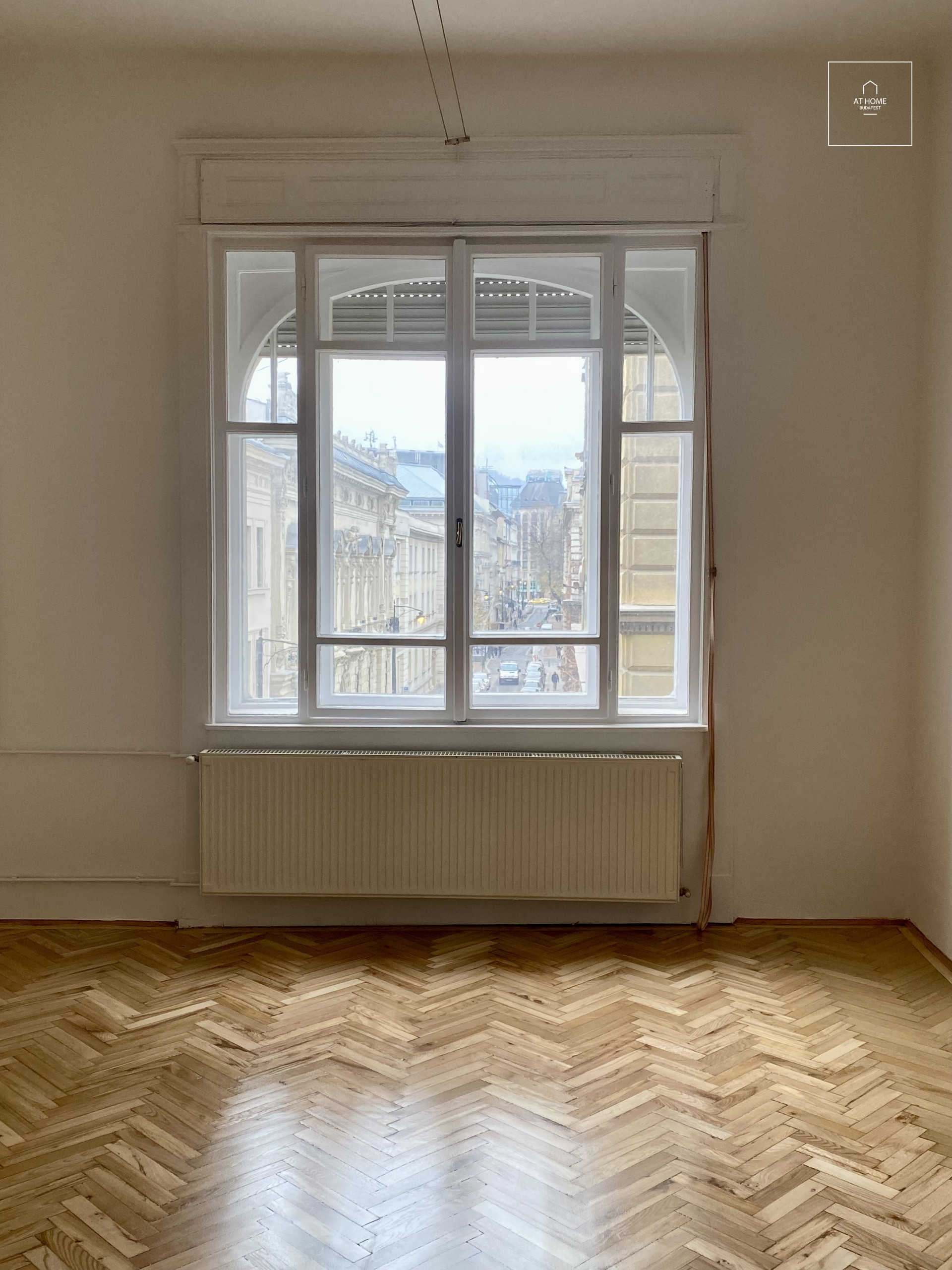 Sunny 106 m², 2nd-floor apartment in the Palace District