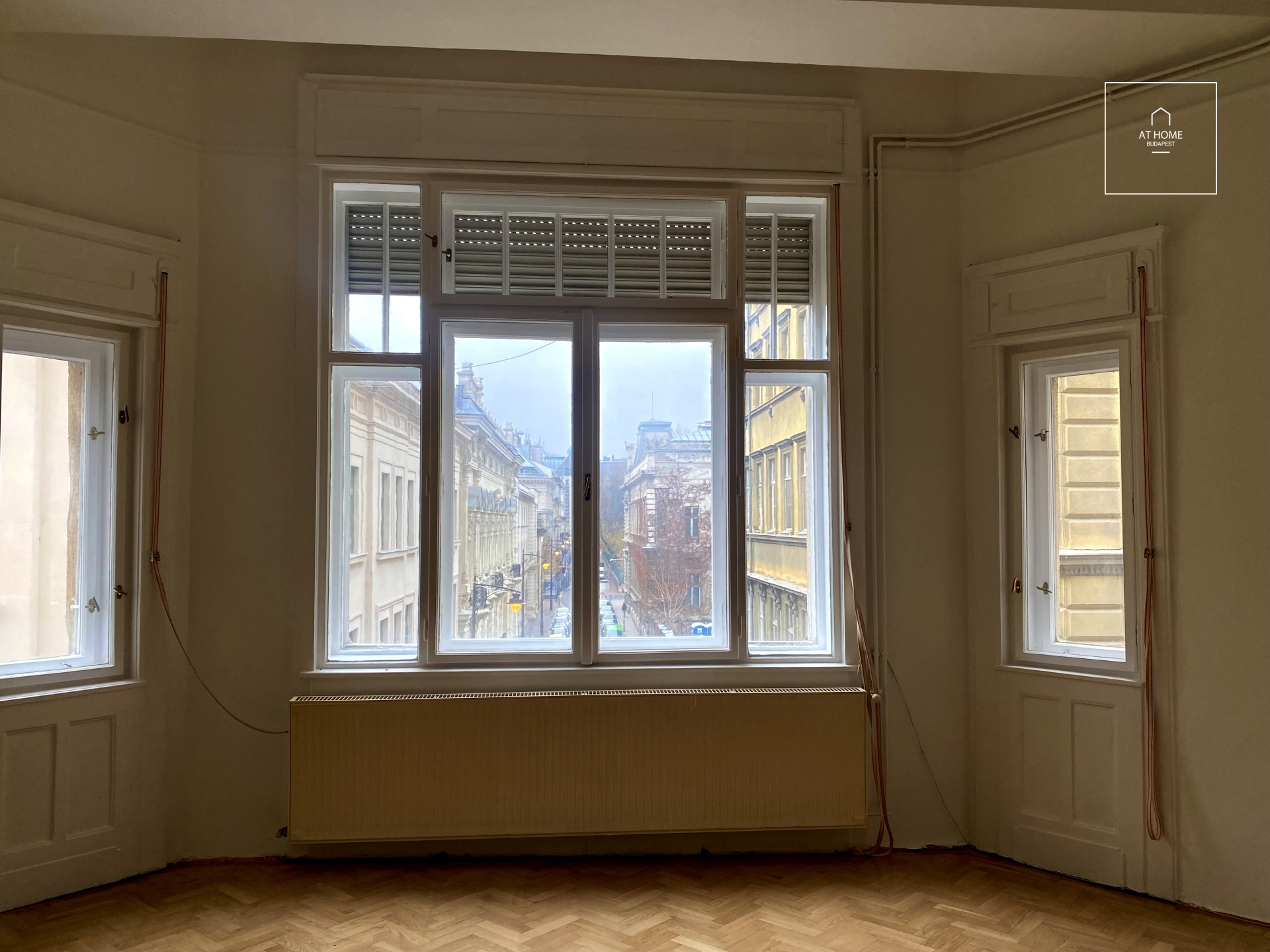 Sunny 106 m², 2nd-floor apartment in the Palace District
