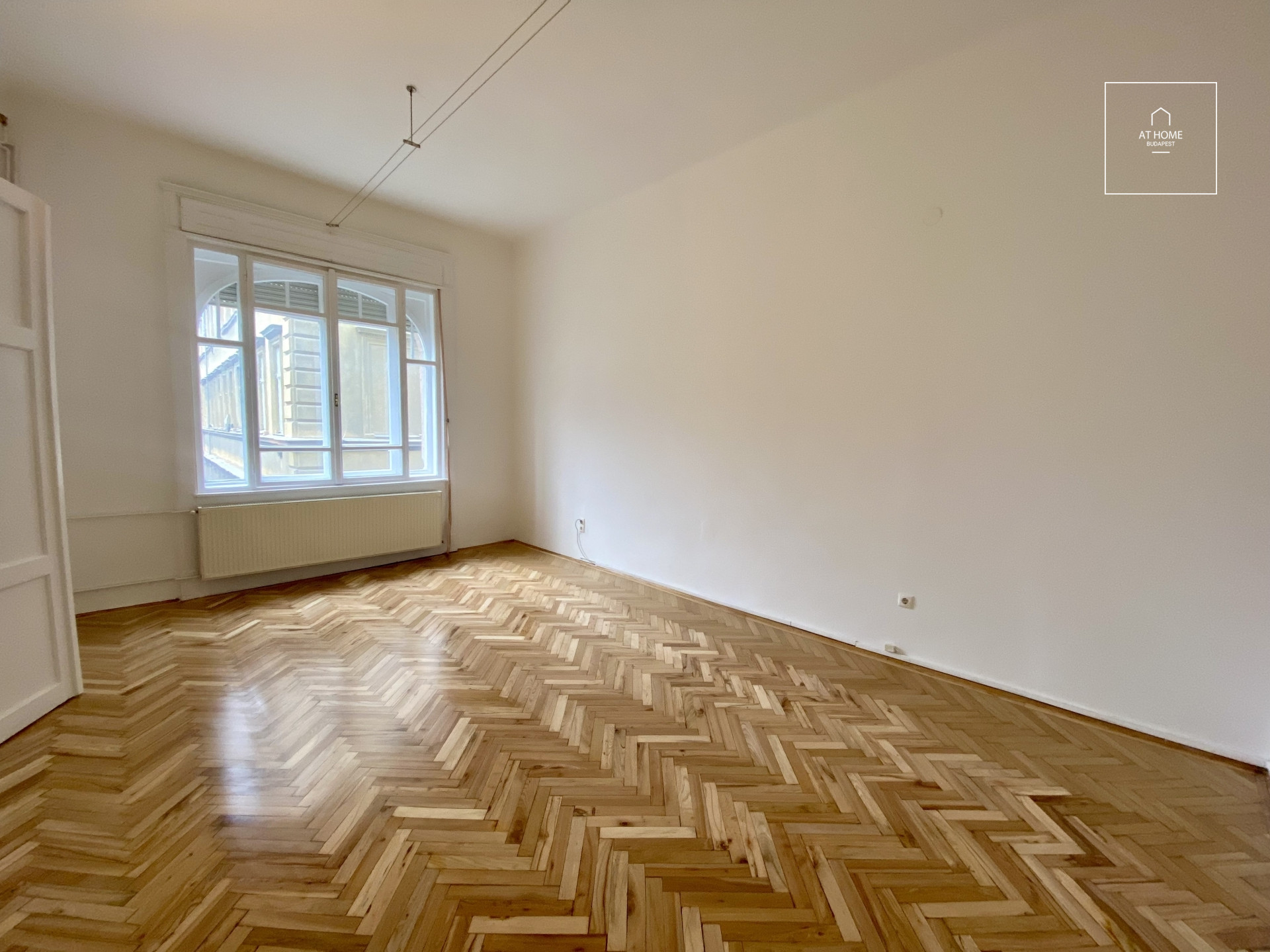 Sunny 106 m², 2nd-floor apartment in the Palace District