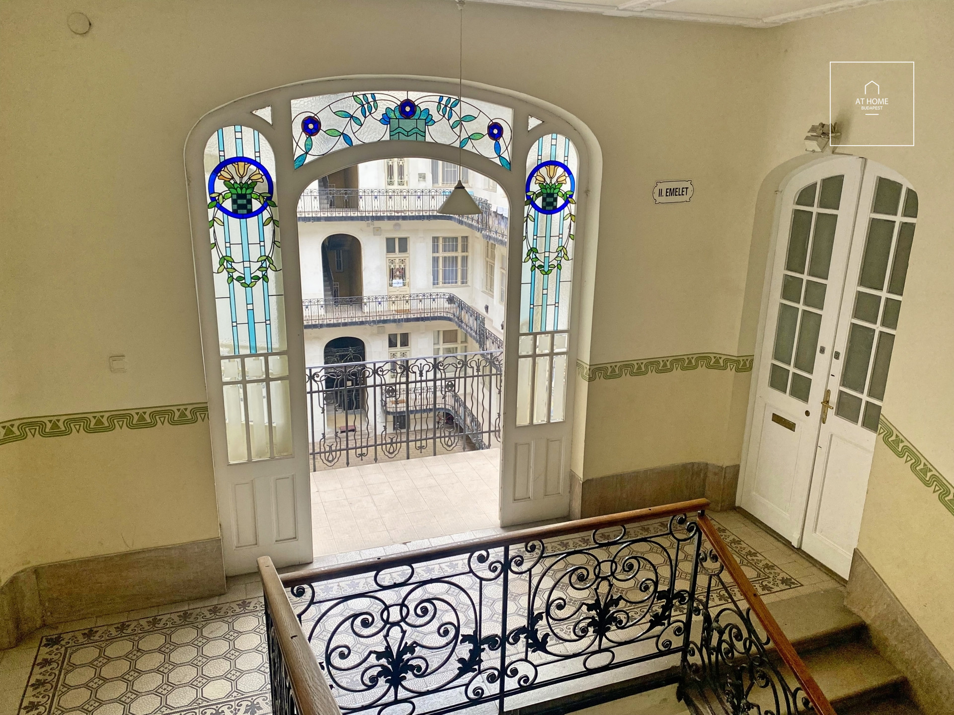 Sunny 106 m², 2nd-floor apartment in the Palace District