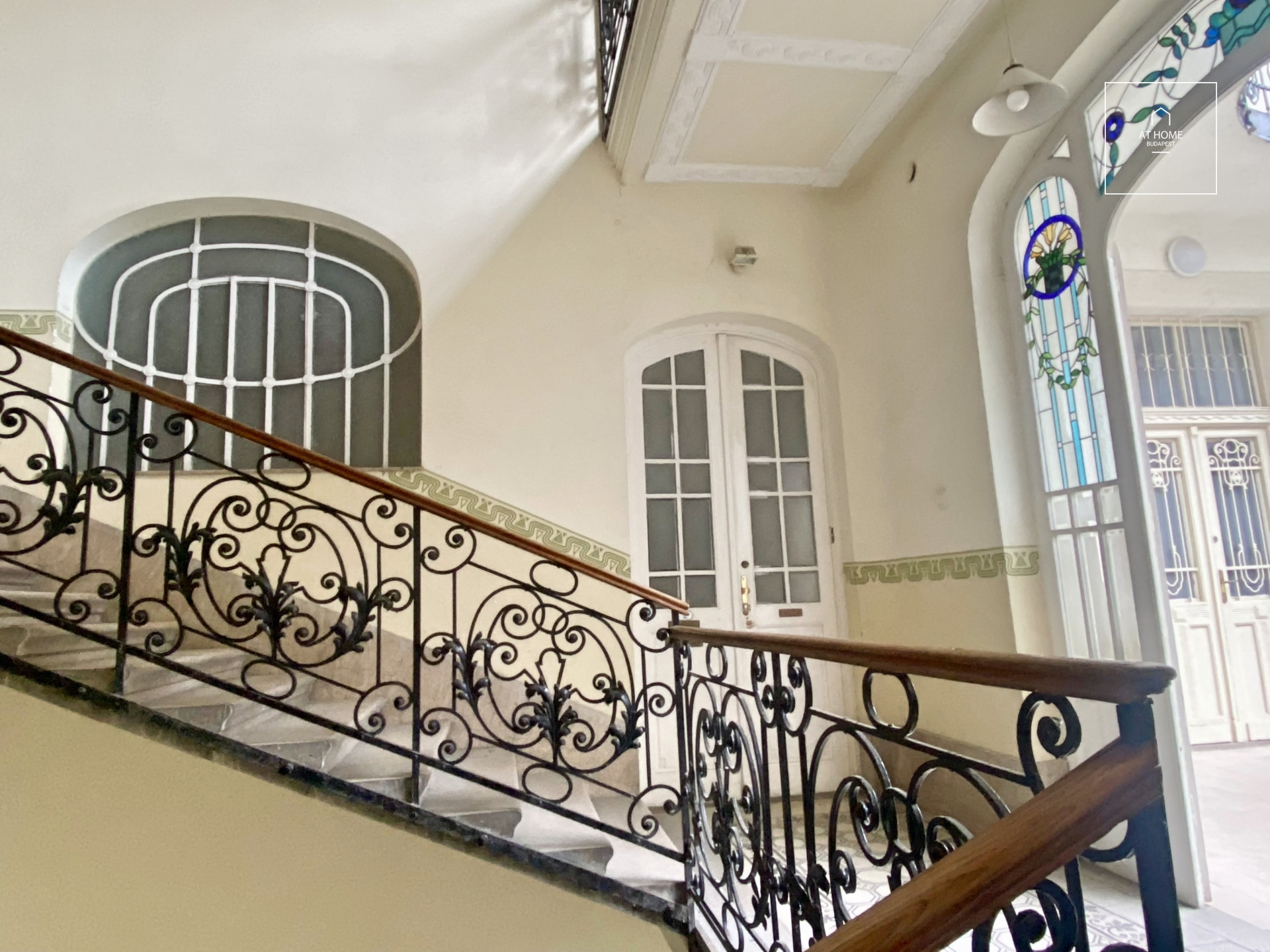 Sunny 106 m², 2nd-floor apartment in the Palace District