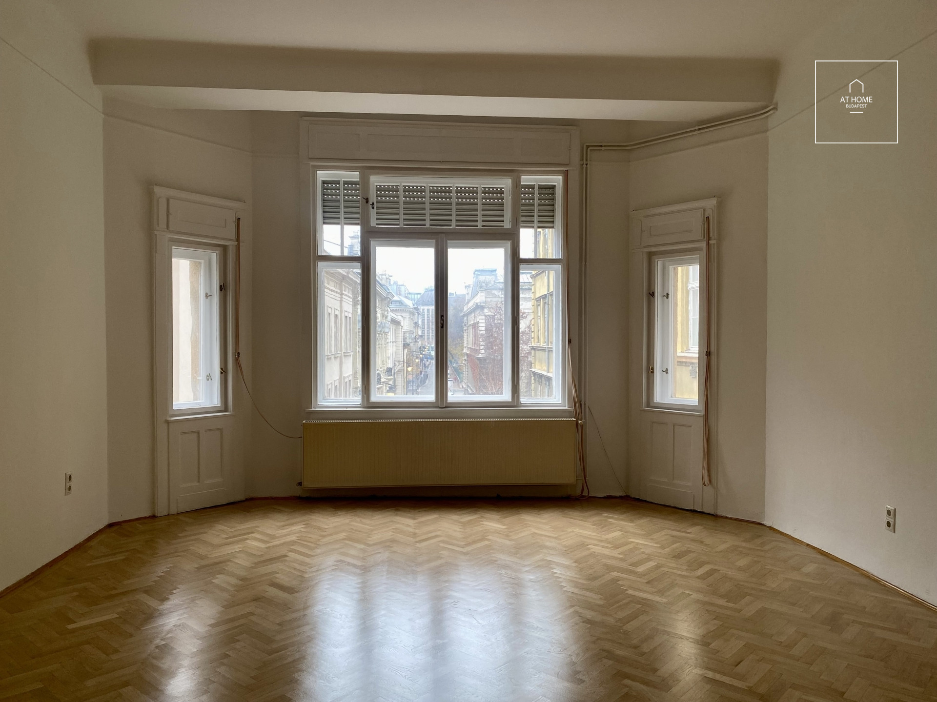 Sunny 106 m², 2nd-floor apartment in the Palace District