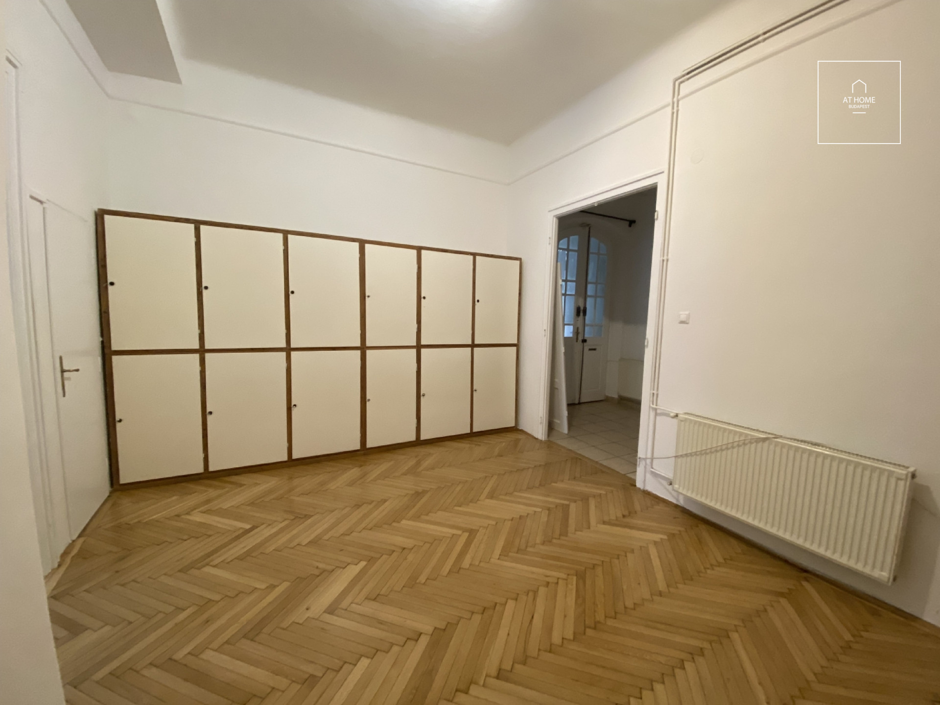 Sunny 106 m², 2nd-floor apartment in the Palace District
