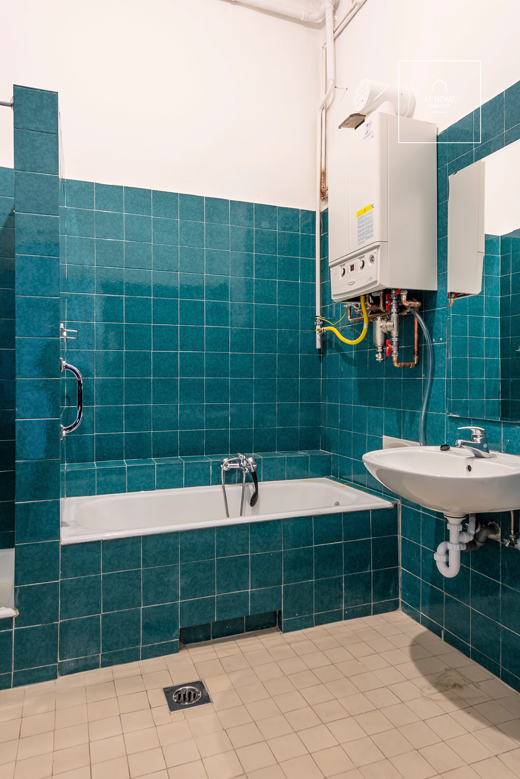 Sunny 106 m², 2nd-floor apartment in the Palace District