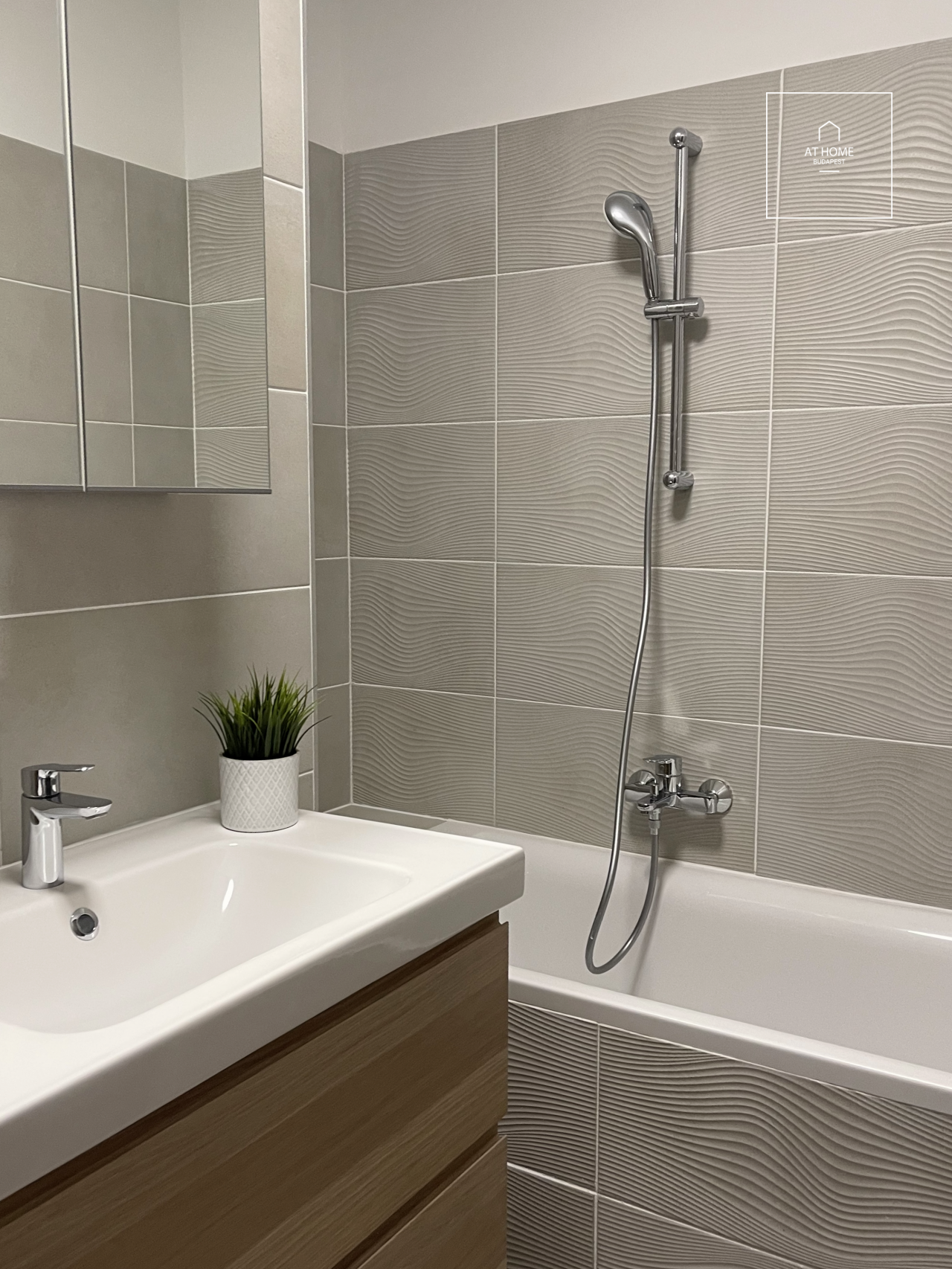 NEW, FULLY FURNISHED APARTMENT WITH BALCONY – DISTRICT 13