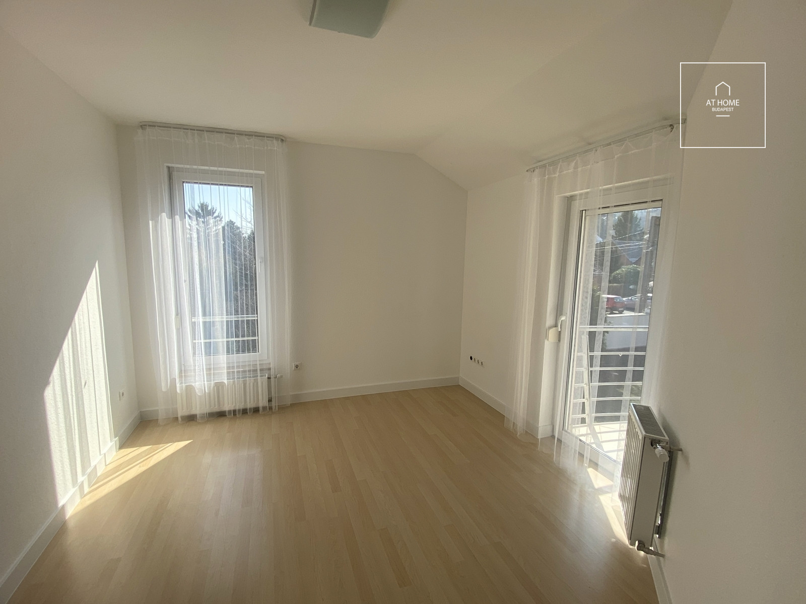 Kétszintes 330 nm-es 4 hálószobás családi ház a II/A. kerületben, Széphalmon