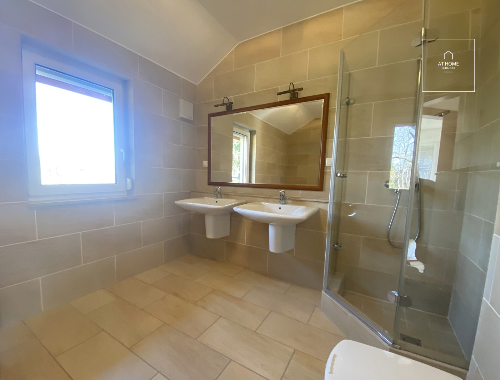 Kétszintes 330 nm-es 4 hálószobás családi ház a II/A. kerületben, Széphalmon