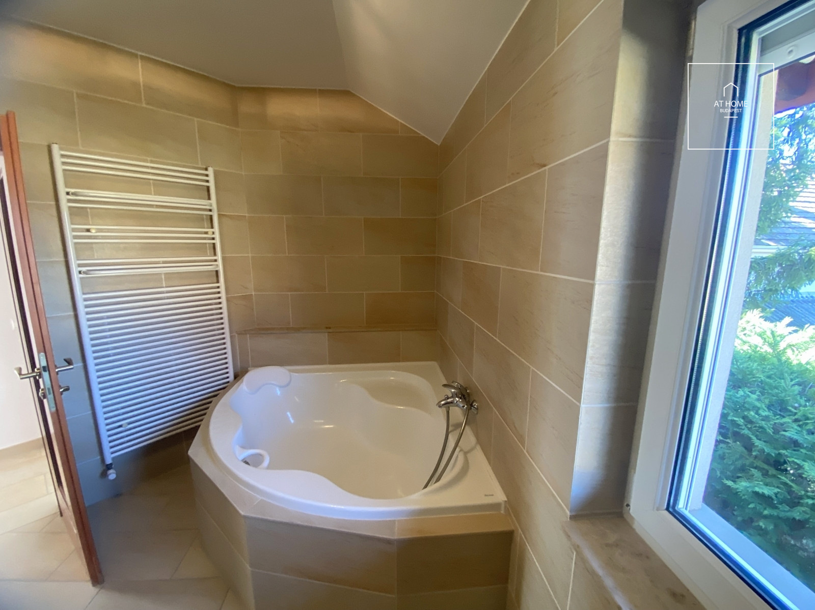 Two-story, 330 sqm, four-bedroom family house in Budapest’s II/A district, Széphalom