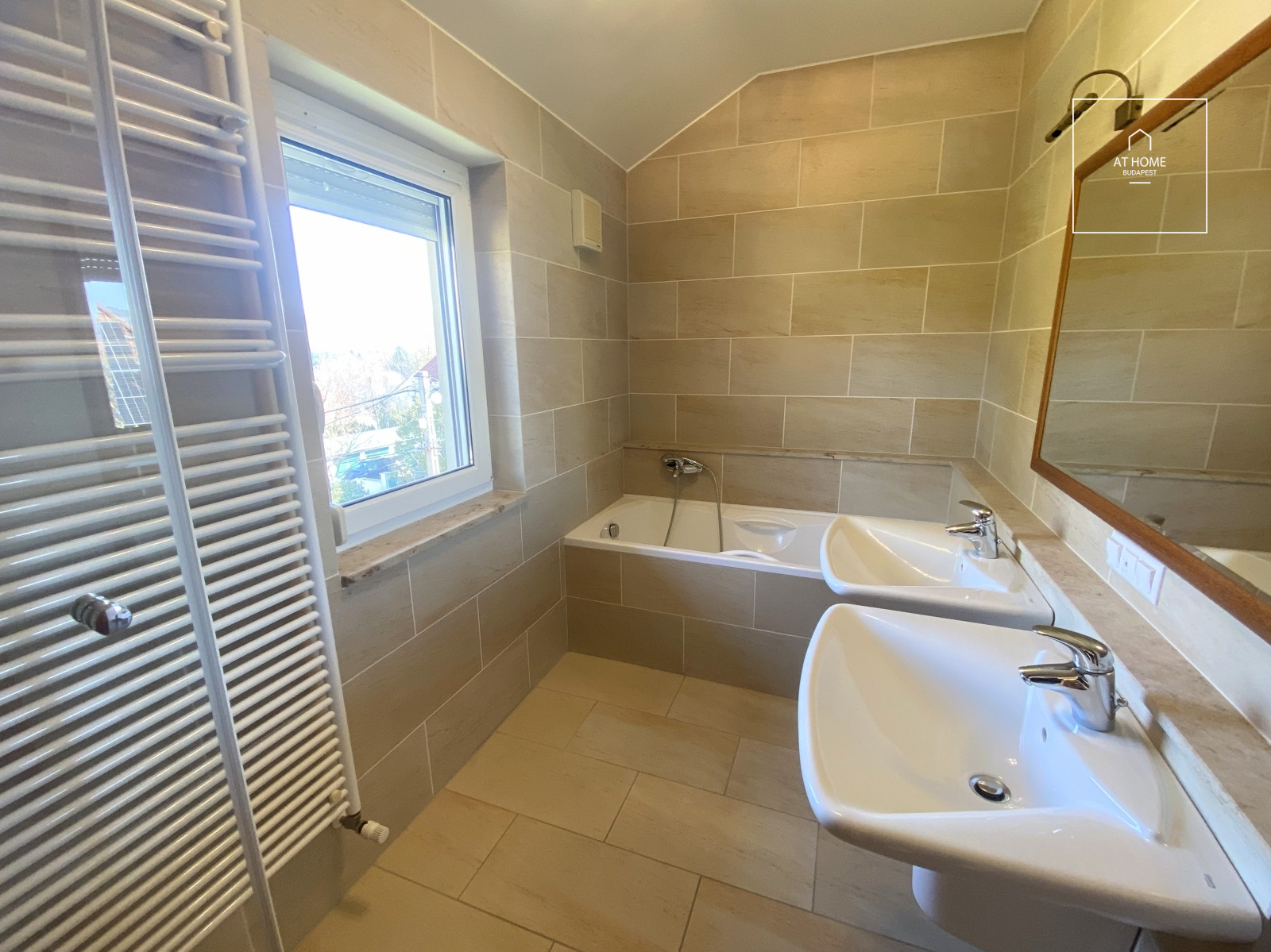 Kétszintes 330 nm-es 4 hálószobás családi ház a II/A. kerületben, Széphalmon