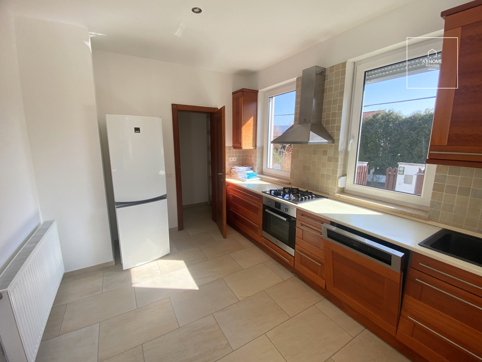 Two-story, 330 sqm, four-bedroom family house in Budapest’s II/A district, Széphalom