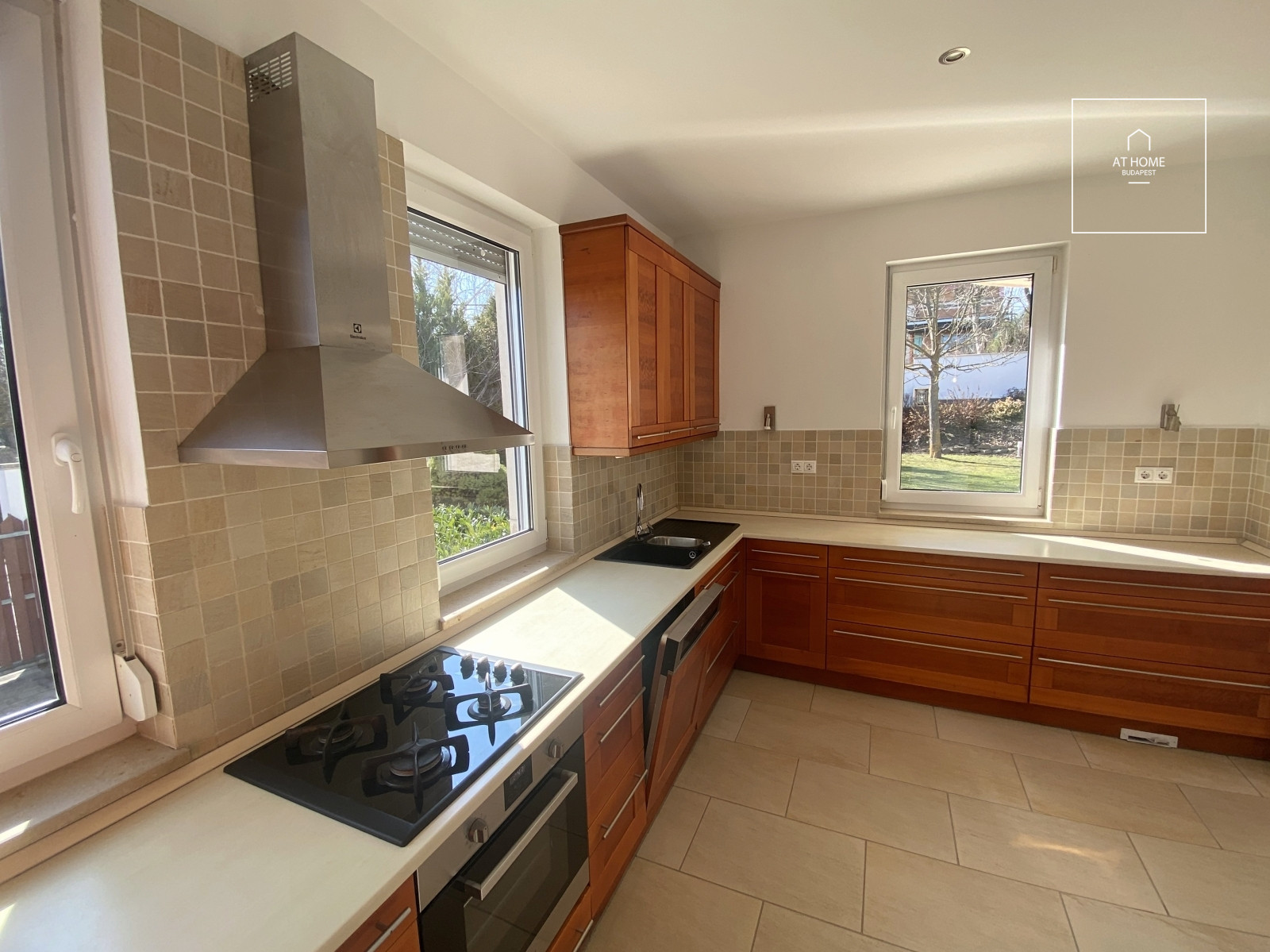 Two-story, 330 sqm, four-bedroom family house in Budapest’s II/A district, Széphalom