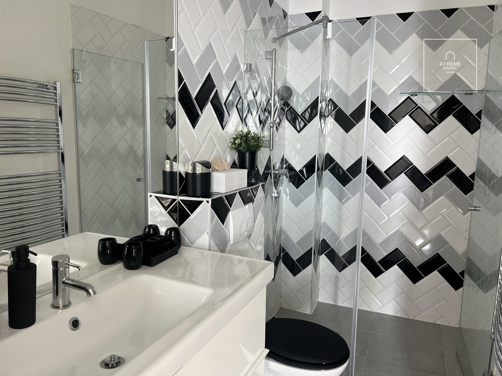 Fully Renovated 2-Bedroom Luxury Apartment for sale in the Heart of the City Center, Budapest