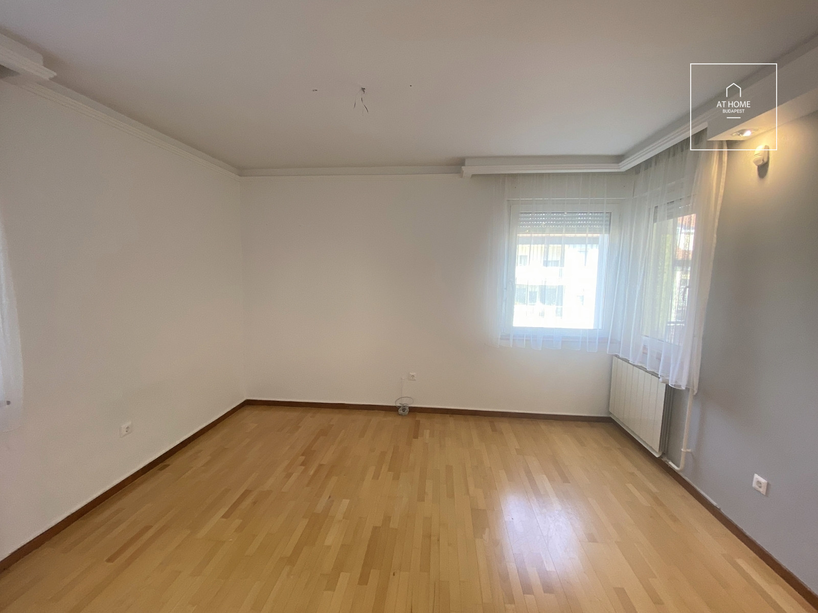 Renovated 185 sqm duplex apartment with four bedrooms and direct garden access in Budapest’s 2nd district