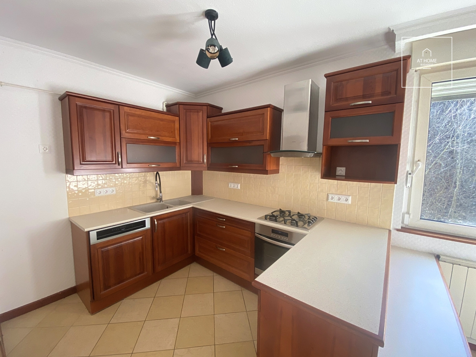 Renovated 185 sqm duplex apartment with four bedrooms and direct garden access in Budapest’s 2nd district