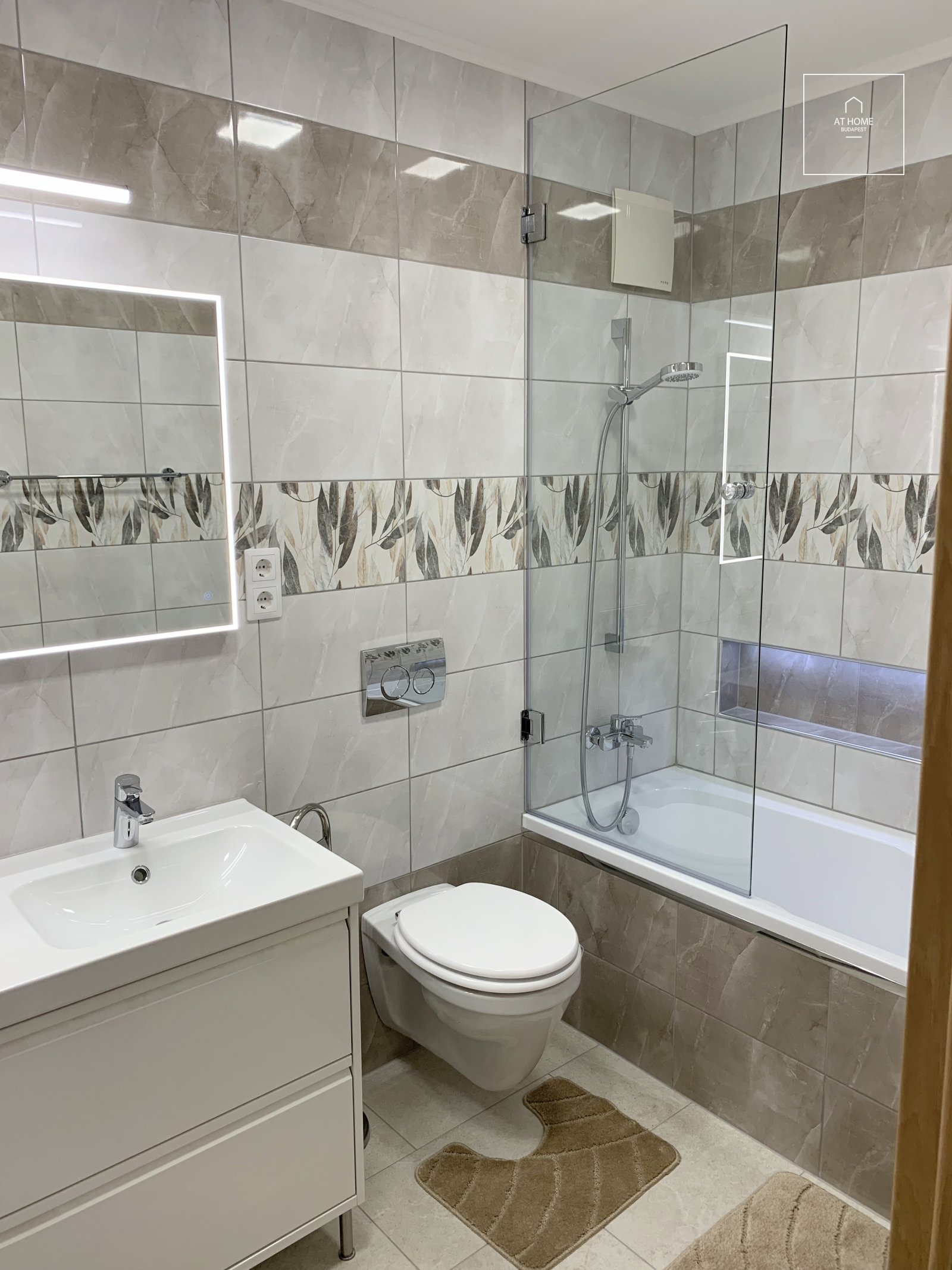 Renovated two-bedroom luxury apartment with a 15 m² panoramic balcony in District IX