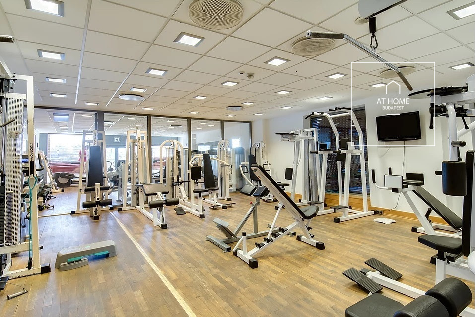 Felújított két hálószobás luxuslakás 15nm-es panorámás erkéllyel a IX. kerületben