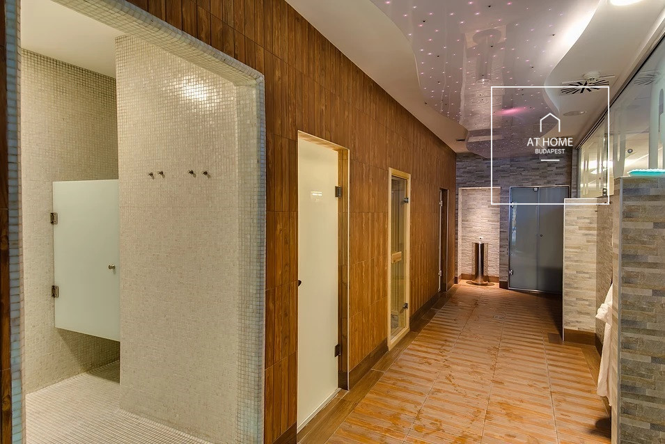 Felújított két hálószobás luxuslakás 15nm-es panorámás erkéllyel a IX. kerületben