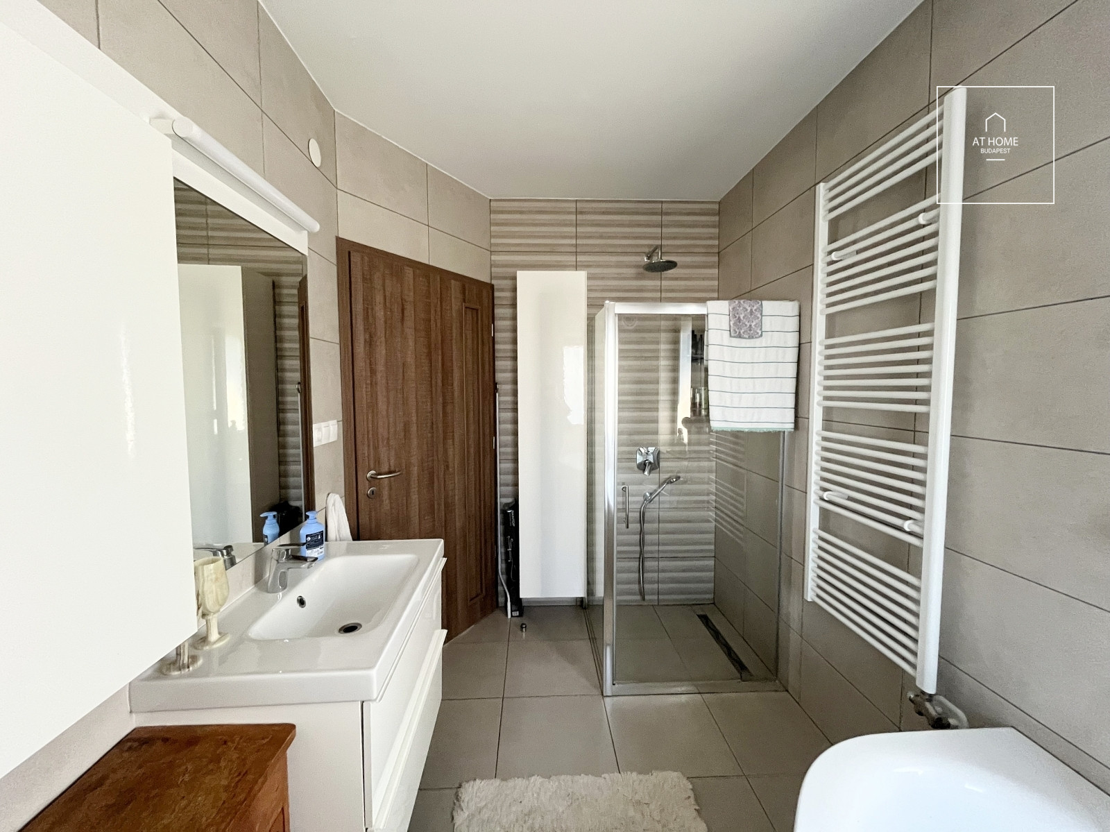 Modern 120 sqm, three-bedroom apartment with a terrace and garden access in Budapest’s 3rd district