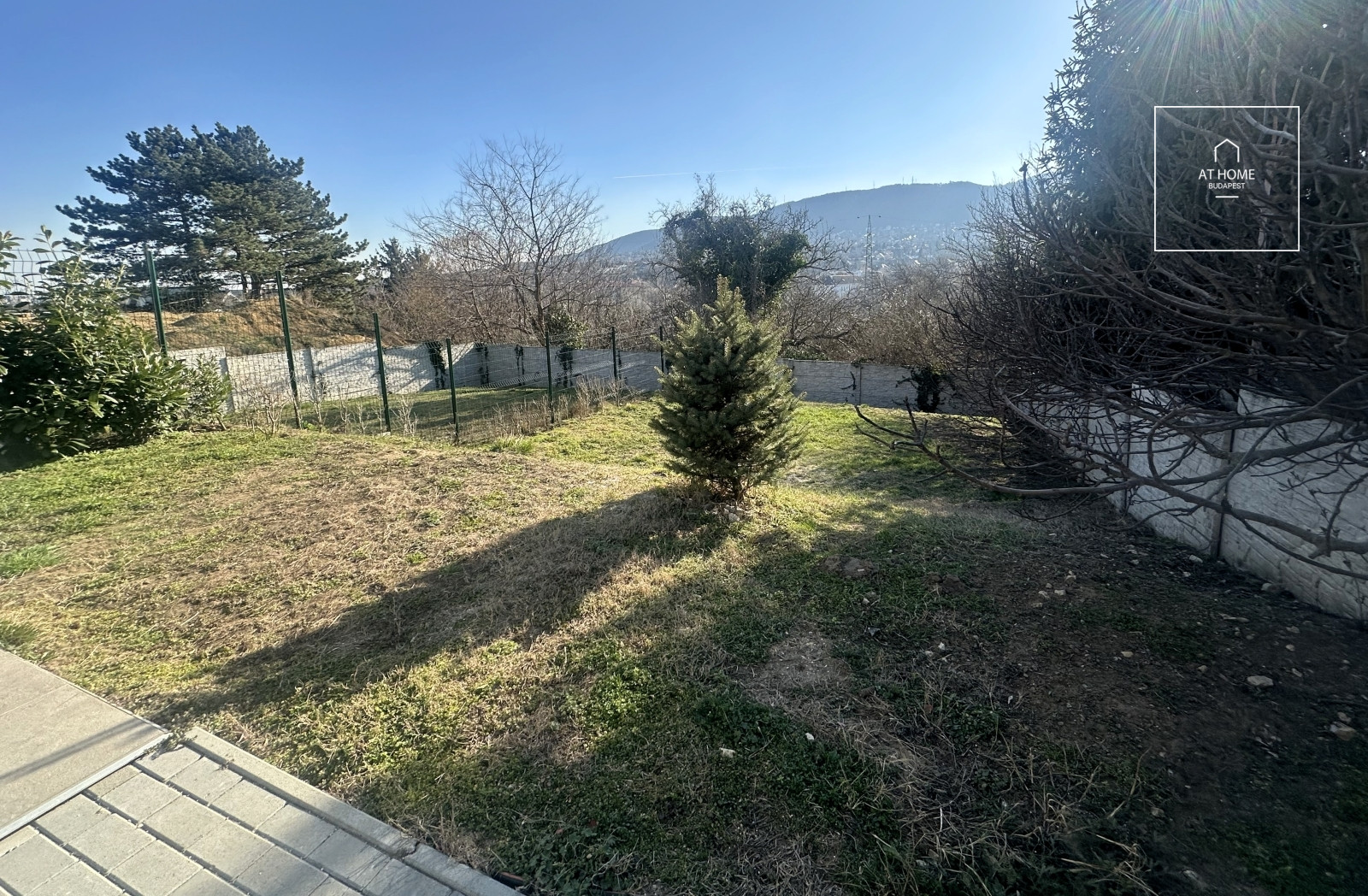 Modern 120 sqm, three-bedroom apartment with a terrace and garden access in Budapest’s 3rd district