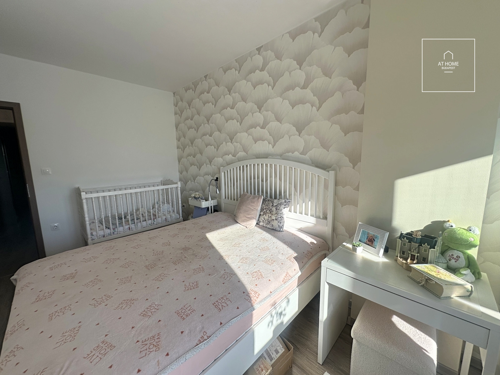 Modern 120 sqm, three-bedroom apartment with a terrace and garden access in Budapest’s 3rd district