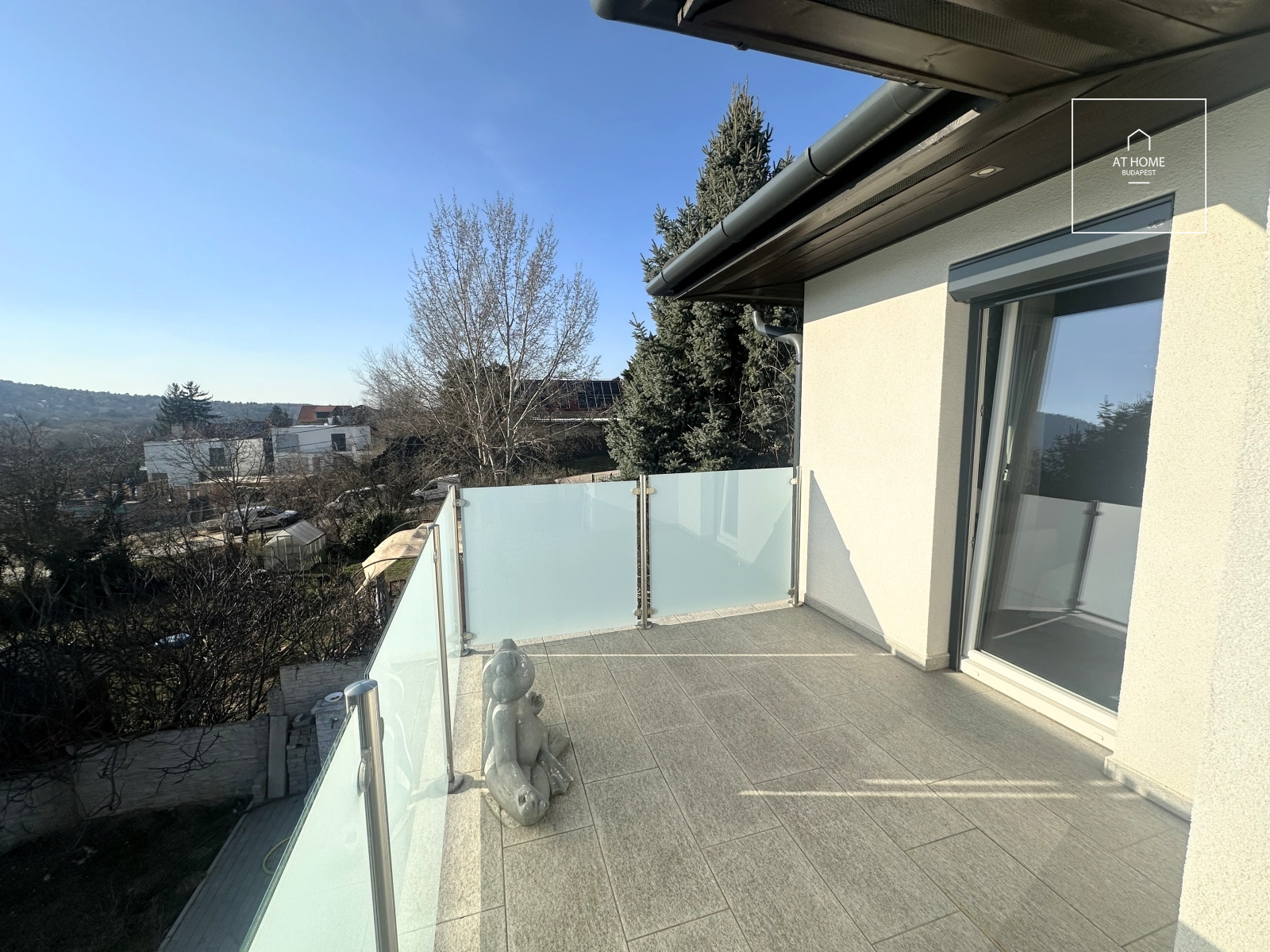 Modern 120 sqm, three-bedroom apartment with a terrace and garden access in Budapest’s 3rd district