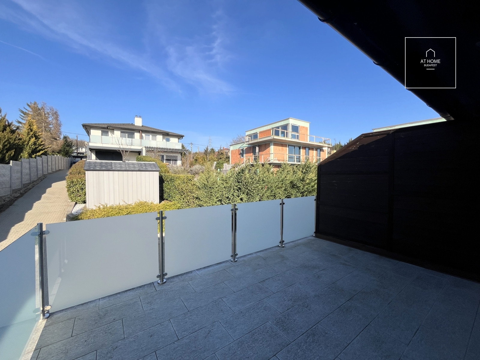 Modern 120 sqm, three-bedroom apartment with a terrace and garden access in Budapest’s 3rd district