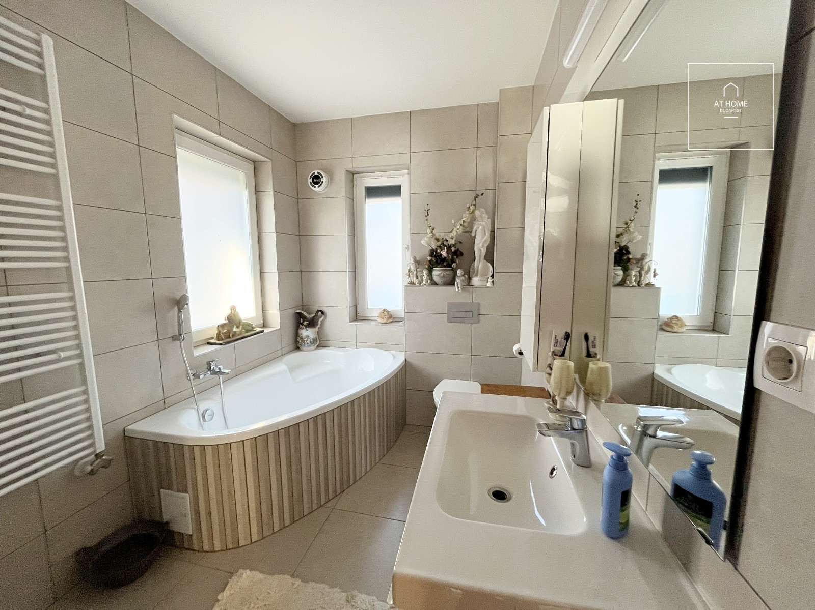 Modern 120 sqm, three-bedroom apartment with a terrace and garden access in Budapest’s 3rd district