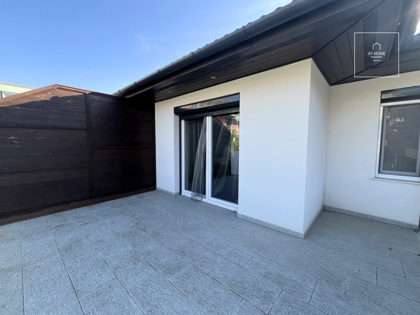 Modern 120 sqm, three-bedroom apartment with a terrace and garden access in Budapest’s 3rd district