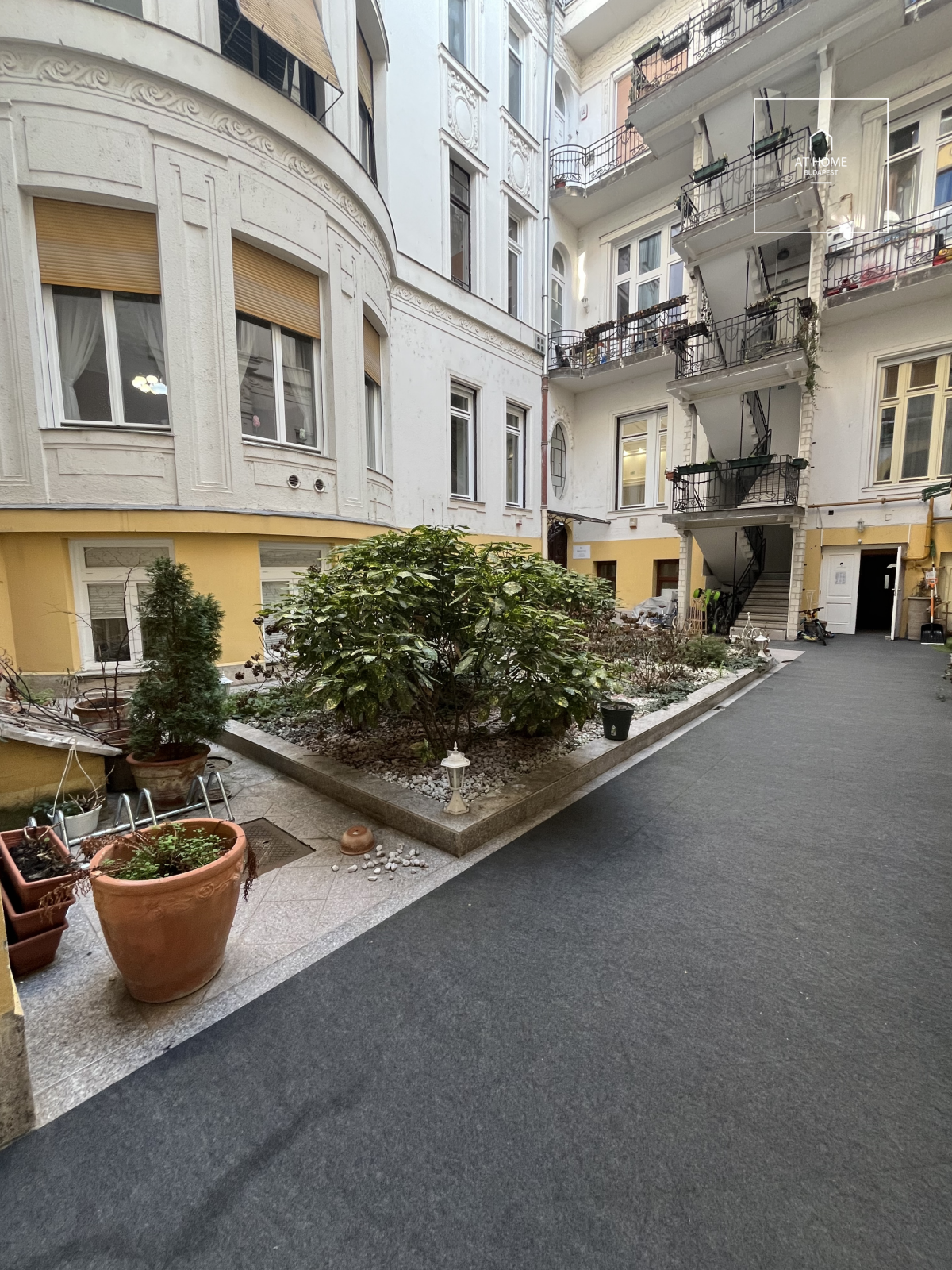Renovated 225 sqm, three-bedroom apartment with a balcony in Budapest’s 6th district