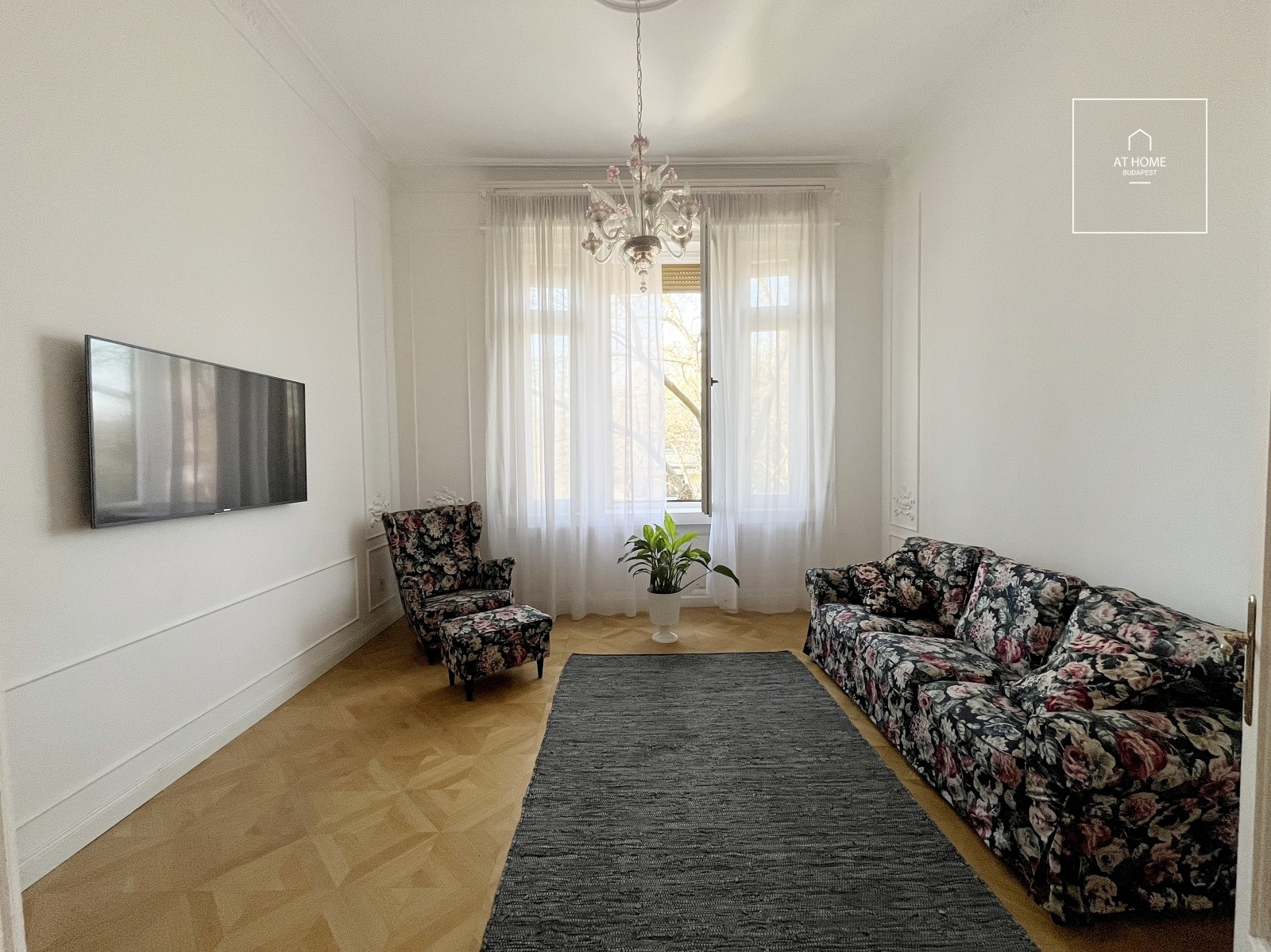 Renovated 225 sqm, three-bedroom apartment with a balcony in Budapest’s 6th district