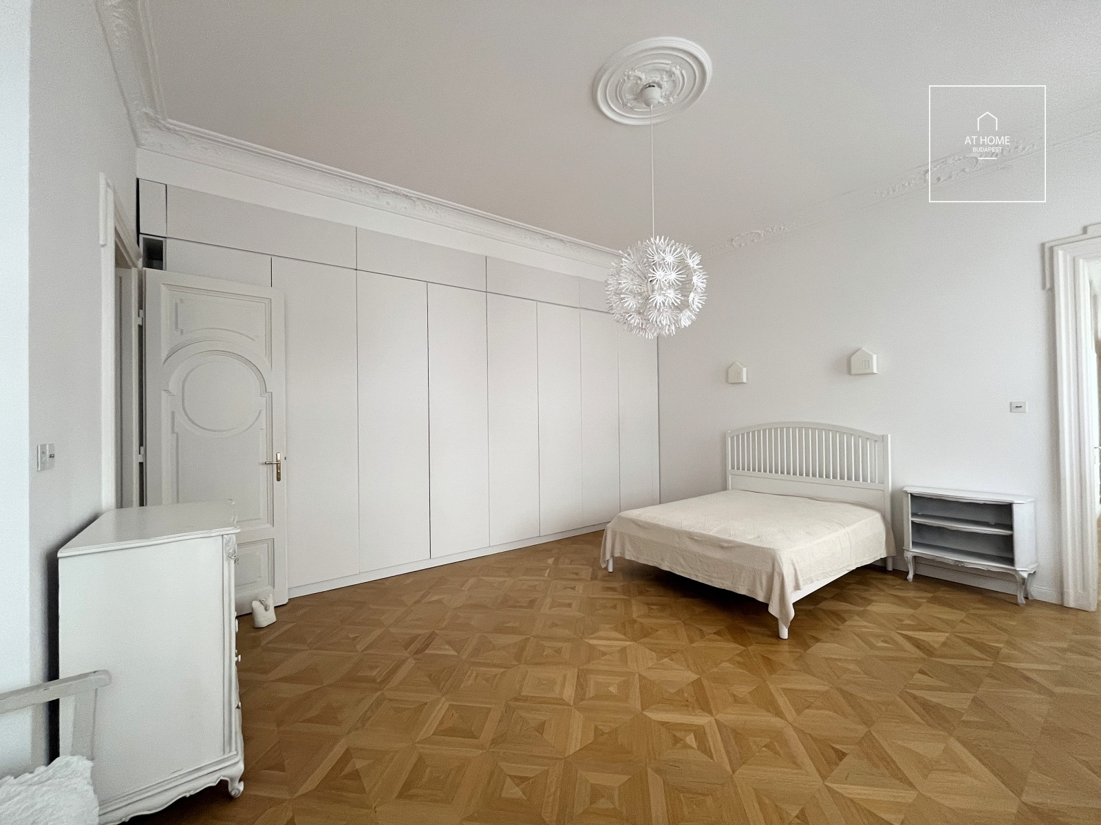 Renovated 225 sqm, three-bedroom apartment with a balcony in Budapest’s 6th district