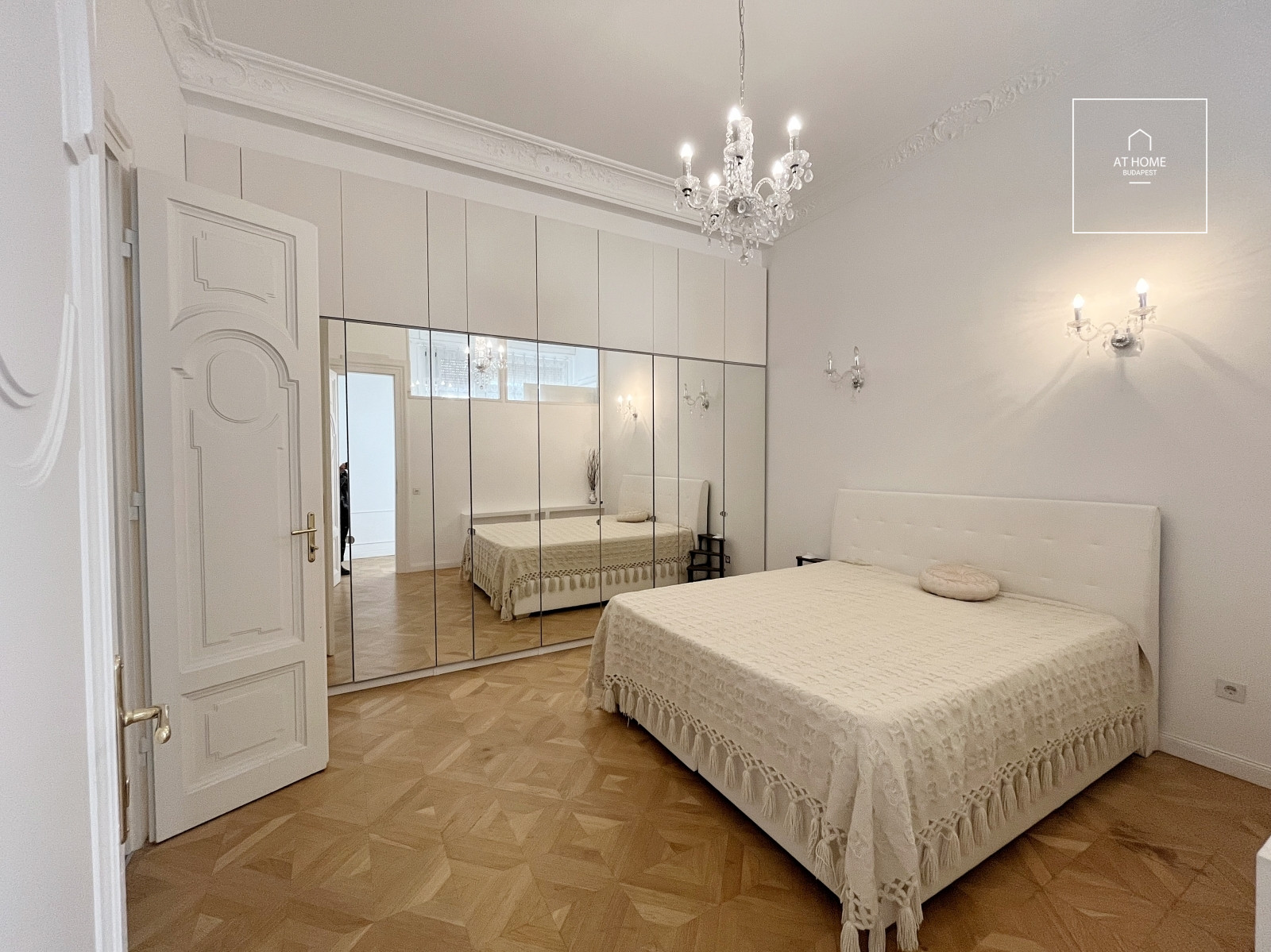 Renovated 225 sqm, three-bedroom apartment with a balcony in Budapest’s 6th district
