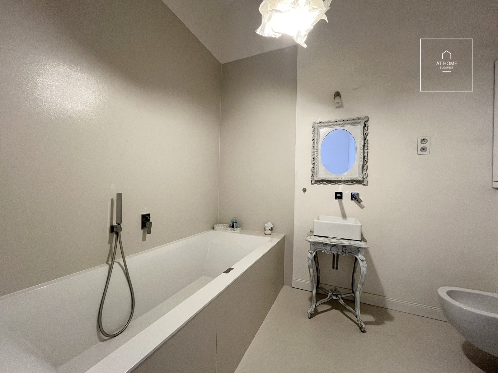 Renovated 225 sqm, three-bedroom apartment with a balcony in Budapest’s 6th district