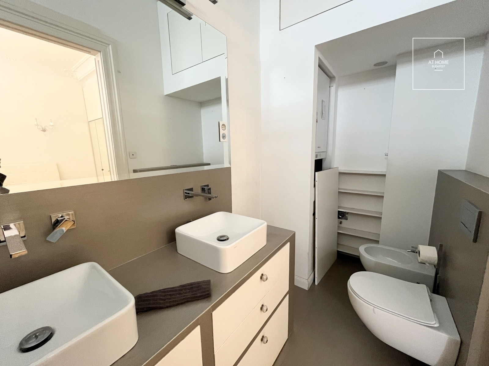 Renovated 225 sqm, three-bedroom apartment with a balcony in Budapest’s 6th district