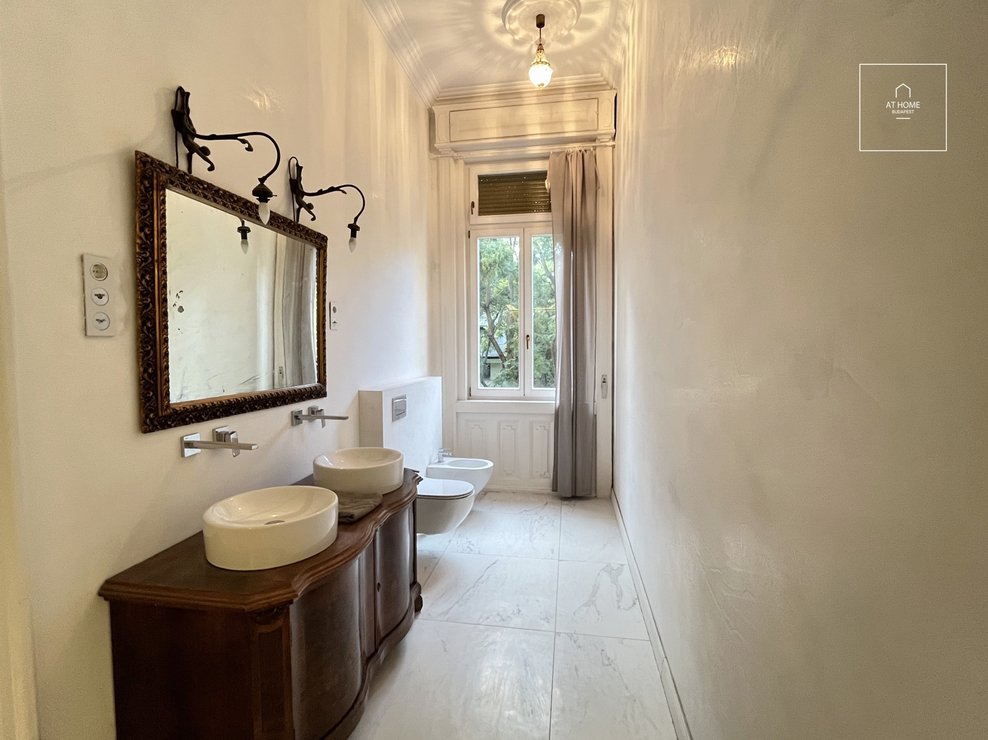 Renovated 225 sqm, three-bedroom apartment with a balcony in Budapest’s 6th district