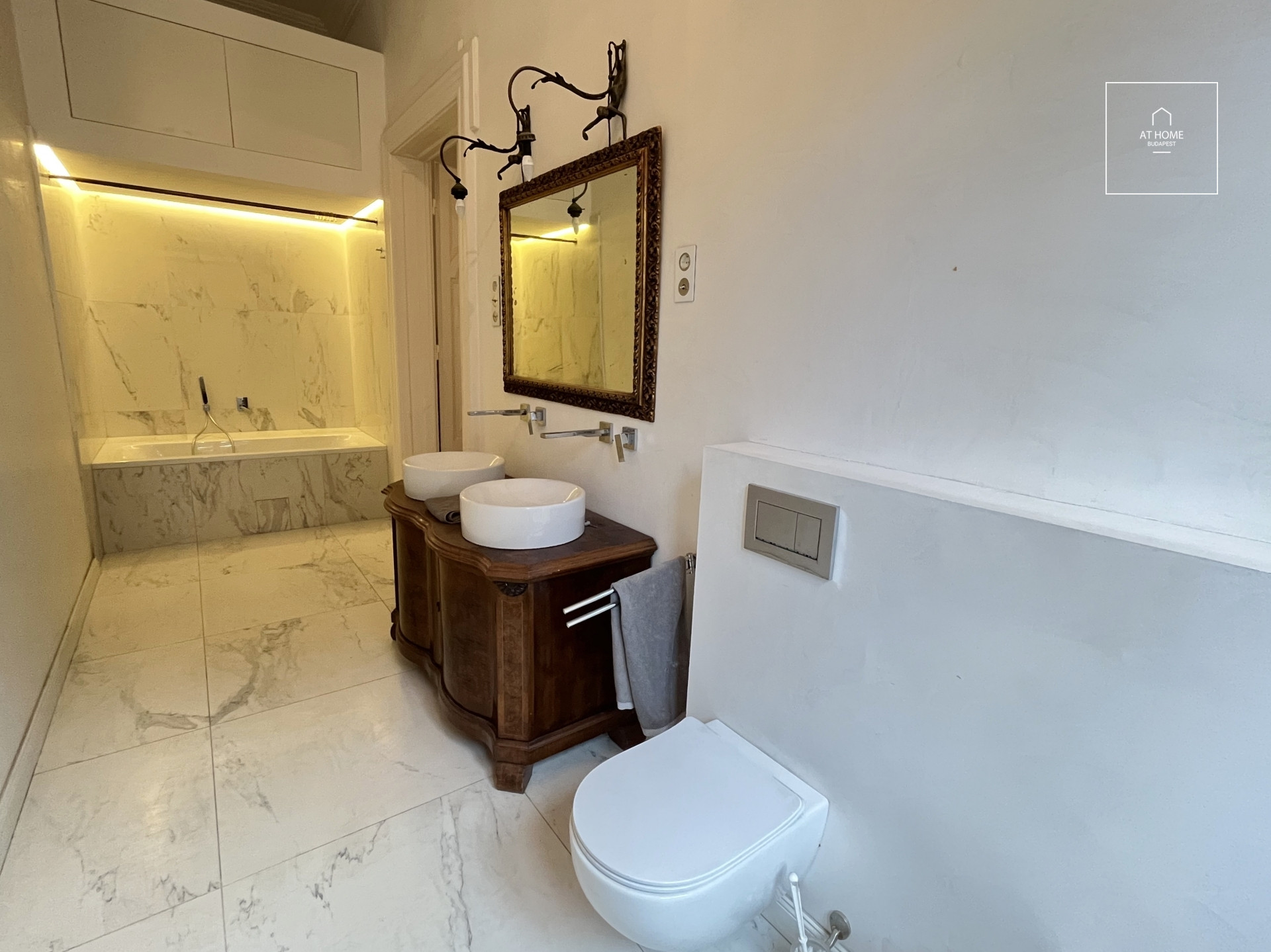 Renovated 225 sqm, three-bedroom apartment with a balcony in Budapest’s 6th district