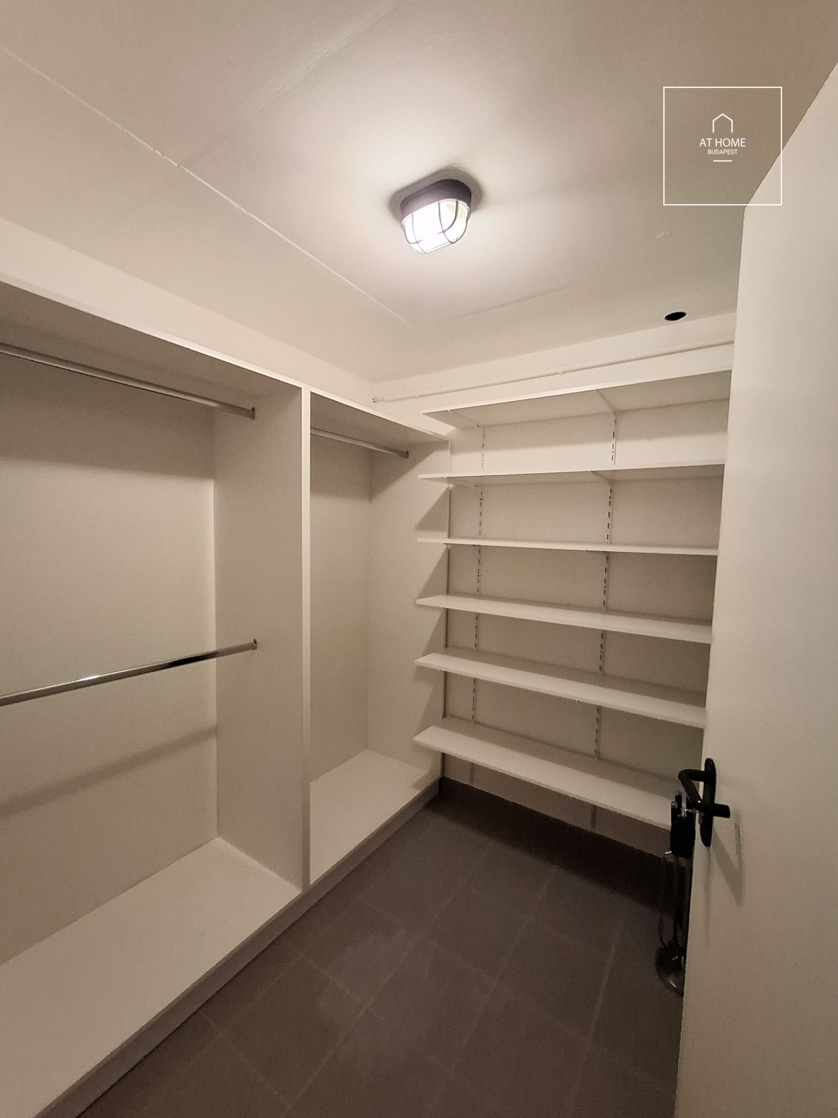 Renovated two-bedroom apartment with terrace in Budapest’s II district, Zöldmál