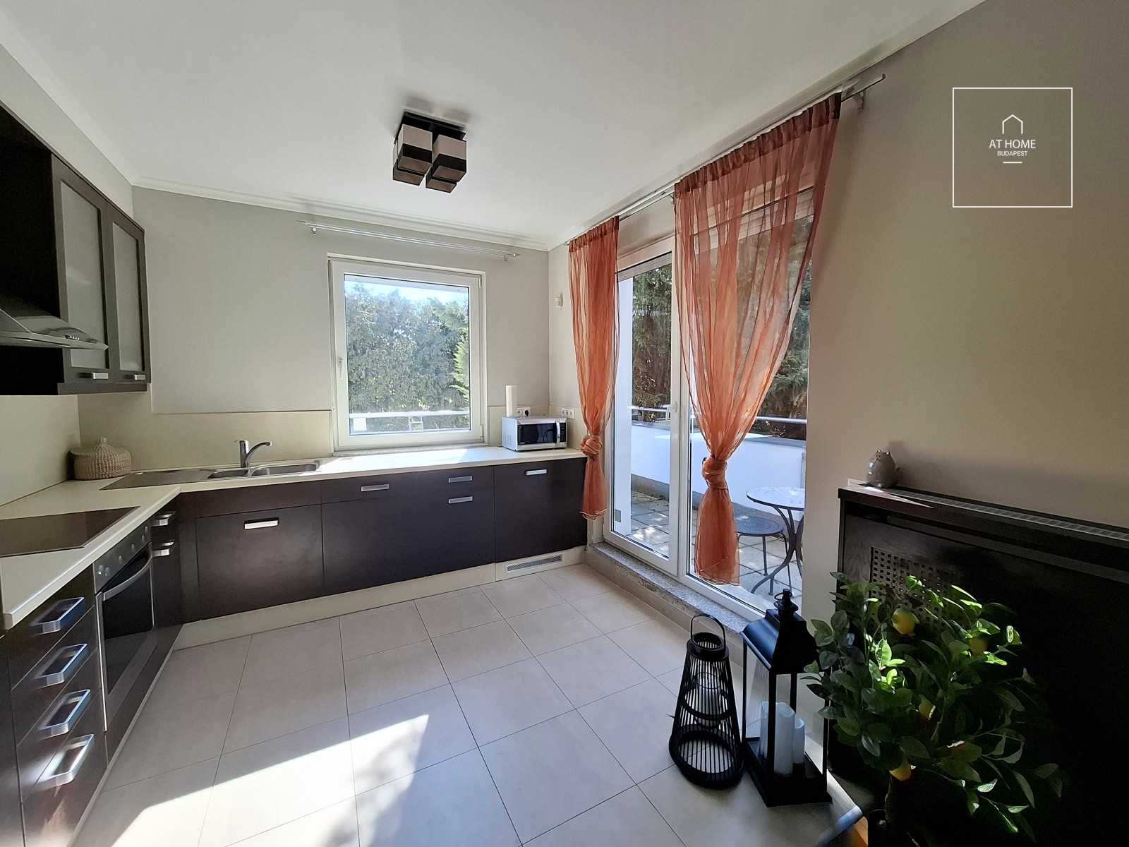 Renovated two-bedroom apartment with terrace in Budapest’s II district, Zöldmál