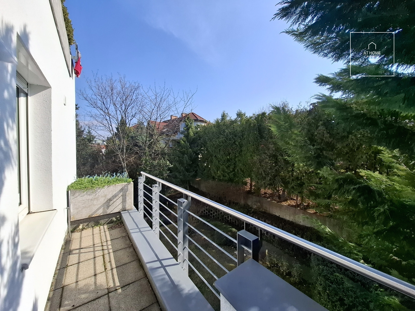 Renovated two-bedroom apartment with terrace in Budapest’s II district, Zöldmál