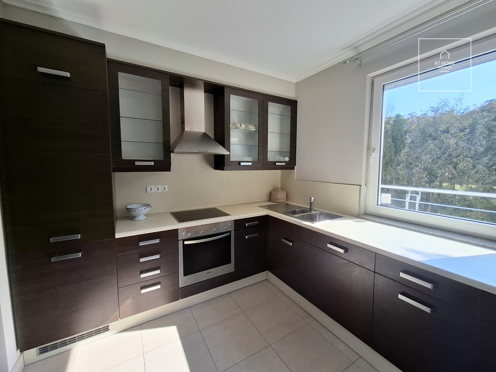 Renovated two-bedroom apartment with terrace in Budapest’s II district, Zöldmál