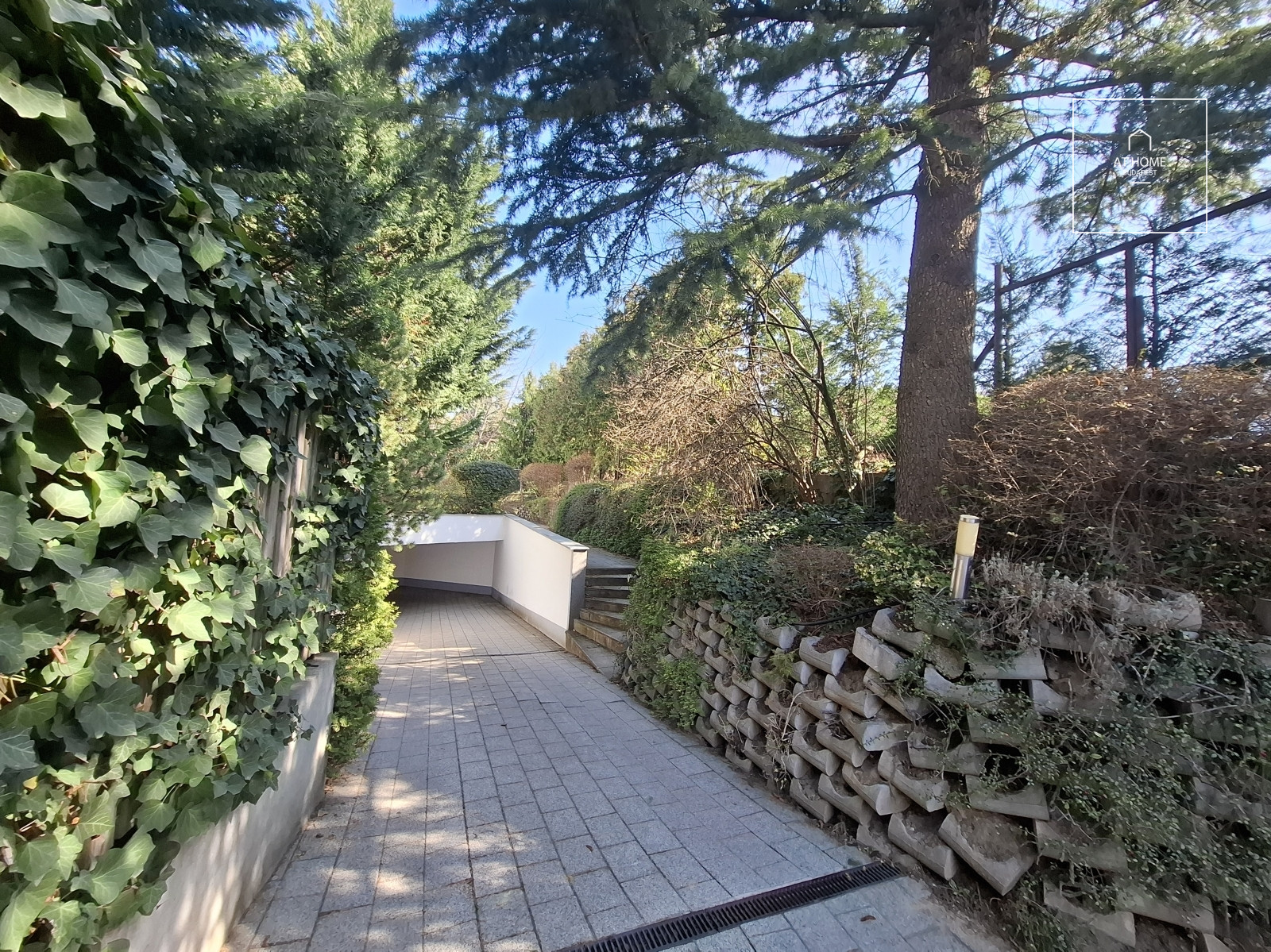 Renovated two-bedroom apartment with terrace in Budapest’s II district, Zöldmál