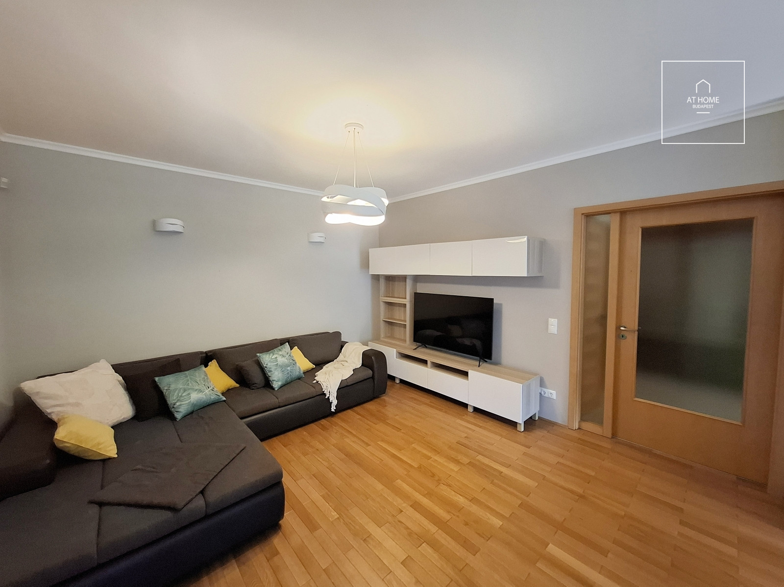 Renovated two-bedroom apartment with terrace in Budapest’s II district, Zöldmál