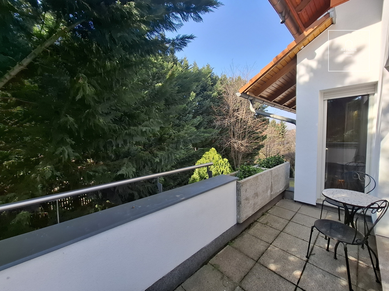 Renovated two-bedroom apartment with terrace in Budapest’s II district, Zöldmál