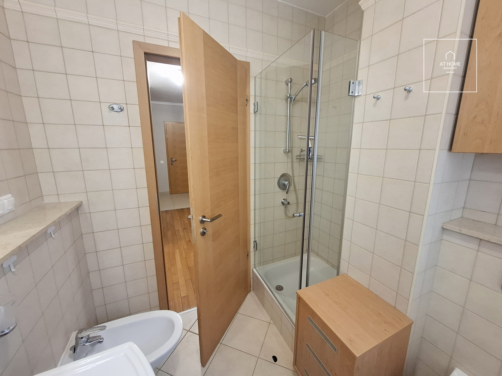 Felújított két hálószobás lakás terasszal a II. kerületben, Zöldmálon