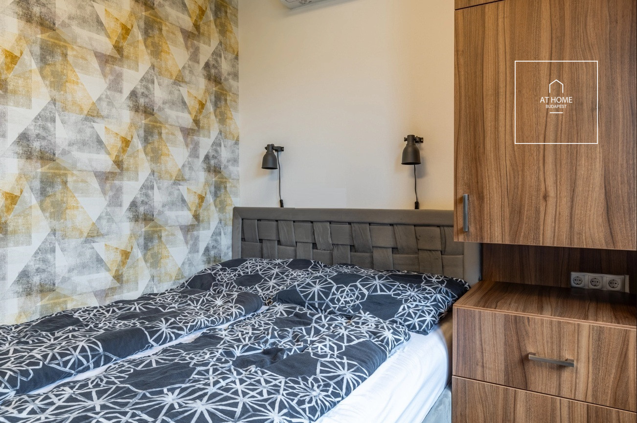 Újszerű belső kétszintes 55 nm-es lakás 20 nm-es terasszal a VI. kerületben