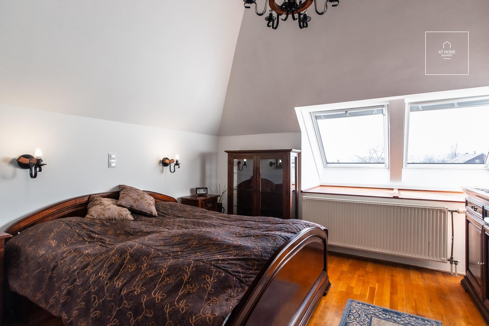 Budapest XI. district, on the border of Sasad - Sashegy, luxury semi - detached house for rent.