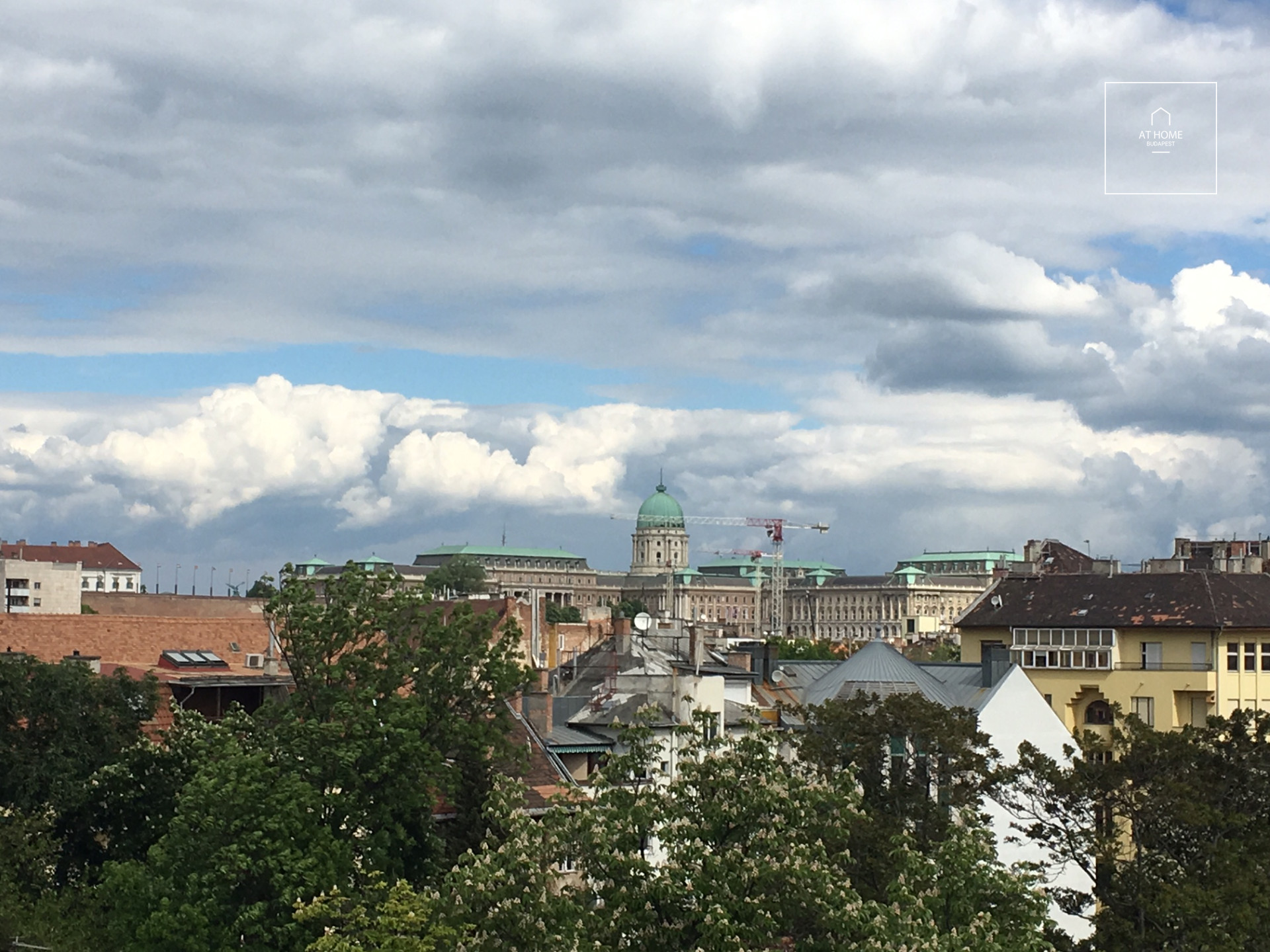 Modern 120 nm-es 3 hálószobás lakás az I. kerületben