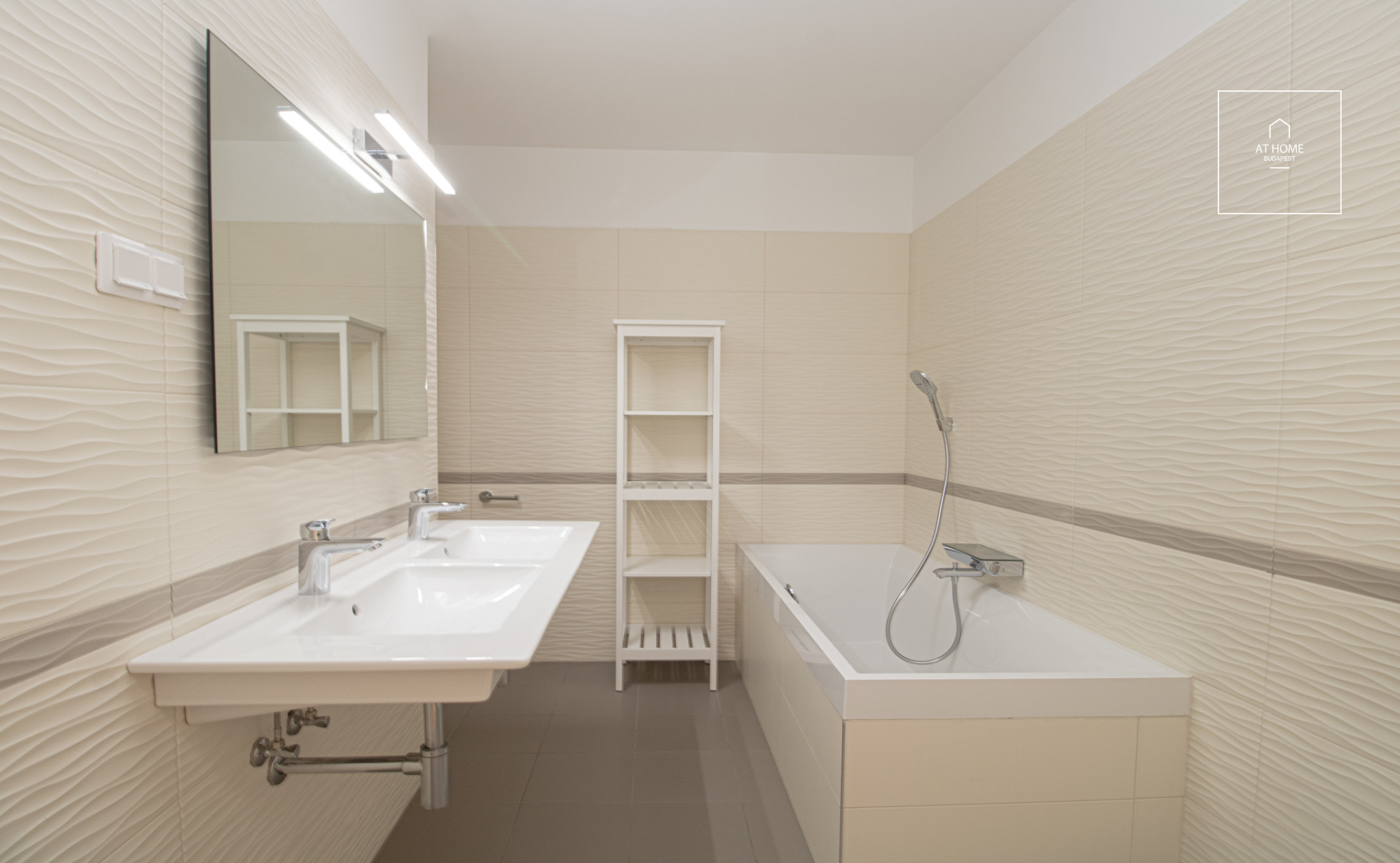 Modern 120 nm-es 3 hálószobás lakás az I. kerületben